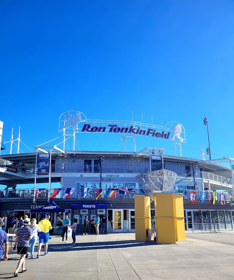 Photo by The_Henderswine (Google)