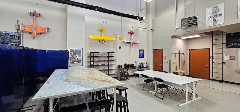 Photo by Conner roche' (Un boxing man) (Google)